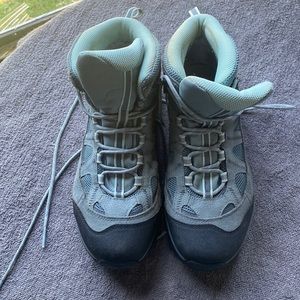 Size 9 like new Salomon shoes 👟